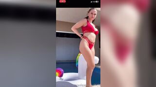 Alessia mostra le tettone col piercing ai capezzoli