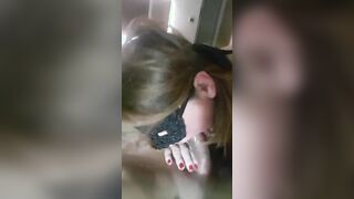 Moglie bionda con mascherina ripresa col cazzo in bocca