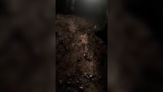 La puttana portata a farla fottere di notte nel parcheggio