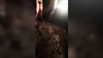 La puttana portata a farla fottere di notte nel parcheggio