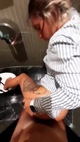 Sveltina in bagno con la babysitter di mio figlio