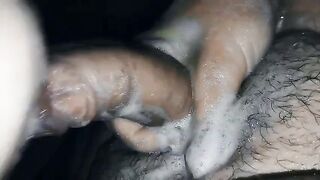 Pompino cazzo insaponato moglie in doccia