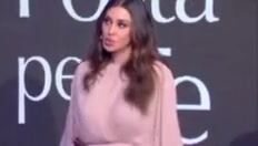 Belen fa ballare le tette a C