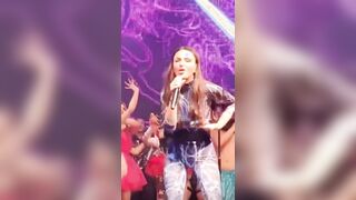 Arisa si tocca le tettone cantando Agua de coco