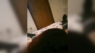 Guardo la tv con lei che me lo succhia e me lo mena