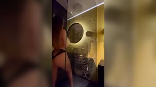 Fidanzata con bel culo in doccia