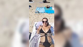 Moglie in spiagga al mare Tiktok