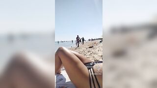 Moglie in spiagga al mare Tiktok