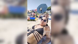 Moglie in spiagga al mare Tiktok