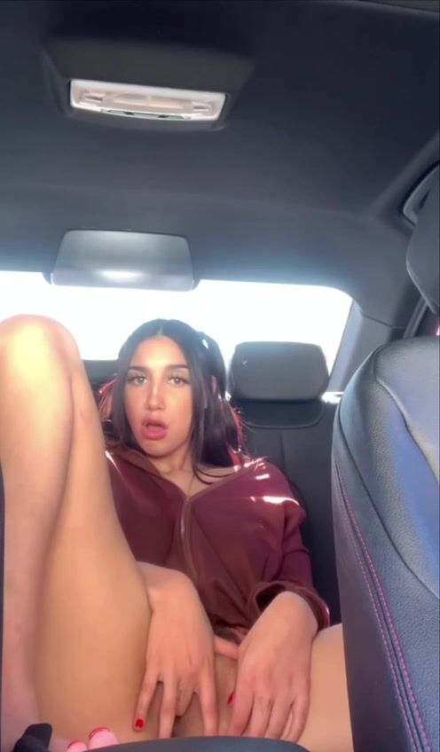 Morettina fica si leva gli slip e masturba in macchina