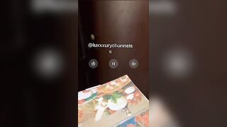 Paolina paga in natura il delivery della pizza