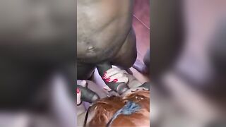 Moglie con tre black davanti al cornuto