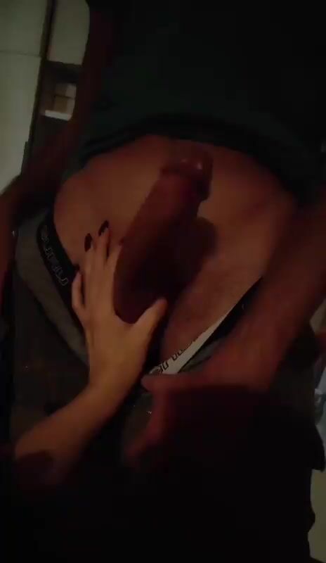 Hai il cazzo super duro e le palle gonfie come mai?