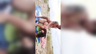 La mia puttana scopata in spiaggia nudista da singolo