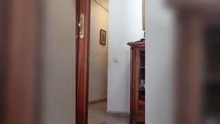 Una cameriera completamente al suo servizio signore