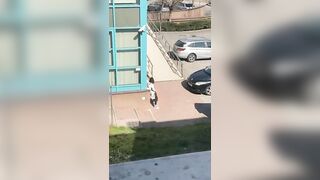 Becca studentessa masturbarsi sotto casa