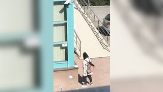 Becca studentessa masturbarsi sotto casa