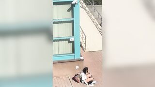 Becca studentessa masturbarsi sotto casa