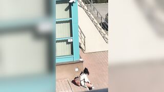 Becca studentessa masturbarsi sotto casa