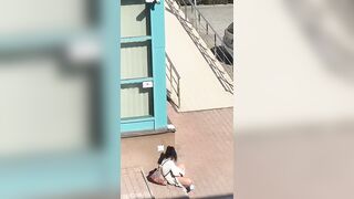 Becca studentessa masturbarsi sotto casa