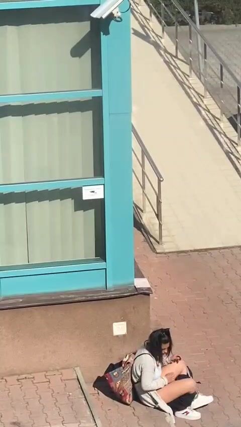 Becca studentessa masturbarsi sotto casa