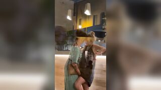 Milf italiane beccate a masturbarsi in un bar pubblico