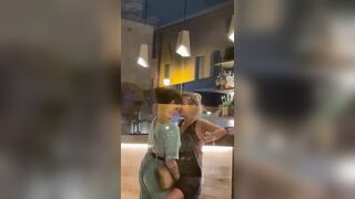 Milf italiane beccate a masturbarsi in un bar pubblico