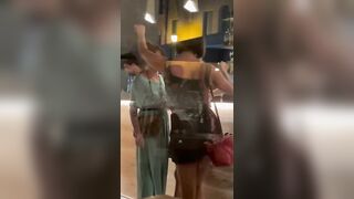 Milf italiane beccate a masturbarsi in un bar pubblico