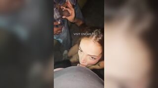 Fa un pompino a nero in strada davanti al suo ragazzo