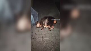 Fa un pompino a nero in strada davanti al suo ragazzo