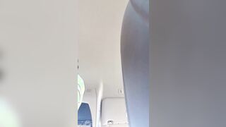 Moglie italiana che succhia il cazzo a black in auto