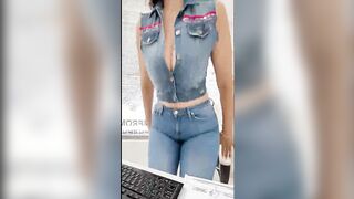 Segretaria tettona si mastuba in ufficio