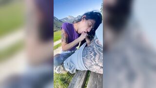 Pompino all'aperto Milf troia che quasi viene beccata