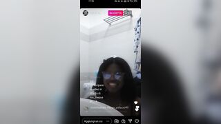 Ragazza italiana teen toglie reggiseno in live