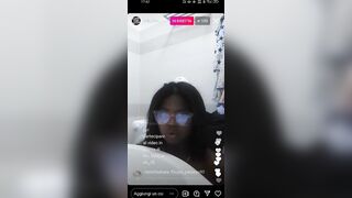 Ragazza italiana teen toglie reggiseno in live