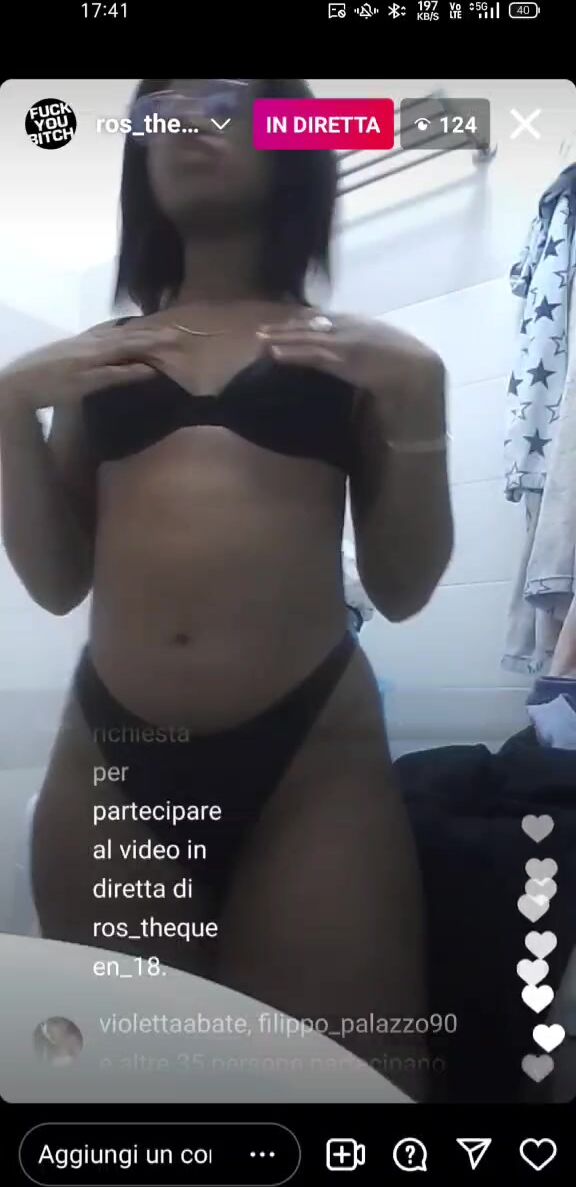 Ragazza italiana teen toglie reggiseno in live