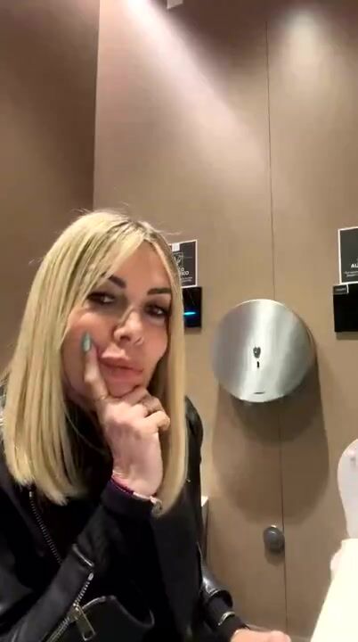 Diretta dal bagno del centro commerciale Emanuela Botto 01 03 2024
