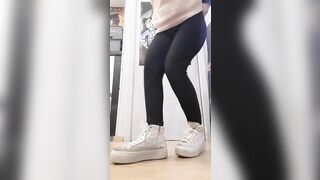 Esibizionista in negozio quasi beccata a fare la porca