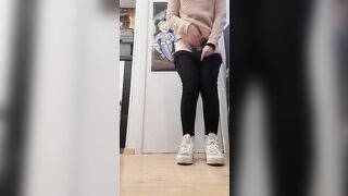 Esibizionista in negozio quasi beccata a fare la porca