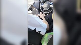 Noemi succhia il cazzo a segaiolo nel parcheggio dei camionisti