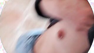 Ragazza italiana con piercing al capezzolo