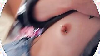 Ragazza italiana con piercing al capezzolo