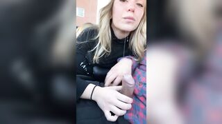 Mi piace succhiartelo! Aspetta arriva una macchina