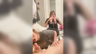 Succhia il cazzo al suo ragazzo mentre l'amica le lecca i piedini