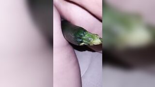 Le spaco il culo con la zucchina