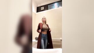 Sono a fare la spesa - La Botto ssce le tettone e il culo nel bagno del super of