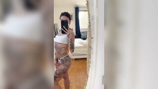 Selfie ofanser italiana tatuata