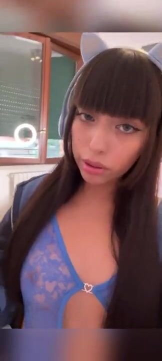 Laale lecca la fica all'amica tettona of
