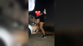 Moglie scopata in pubblico sul cofano dell'auto vicino all'autostrada