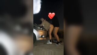 Moglie scopata in pubblico sul cofano dell'auto vicino all'autostrada